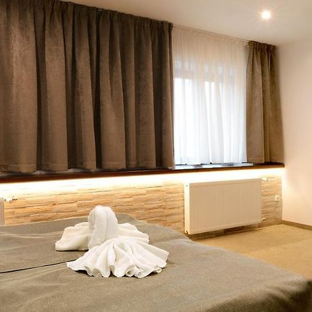 Hotel Restaurace A Penzion Pod Hradem à Zlín Extérieur photo
