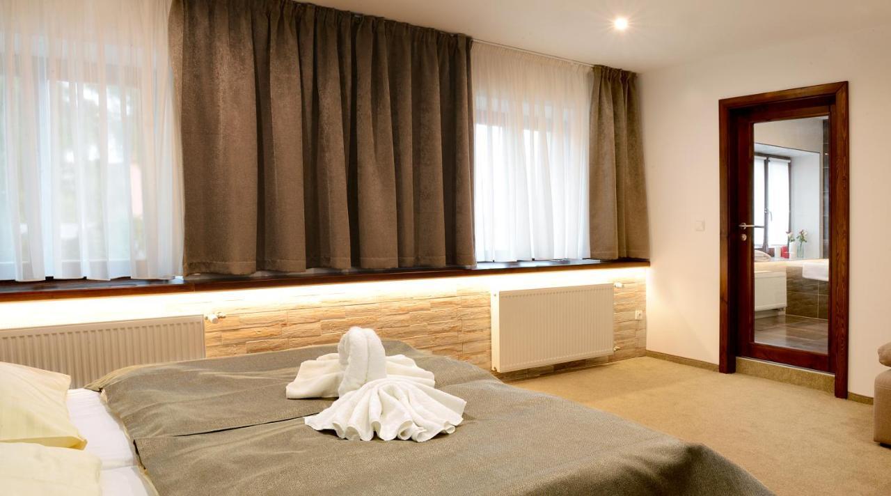 Hotel Restaurace A Penzion Pod Hradem à Zlín Extérieur photo