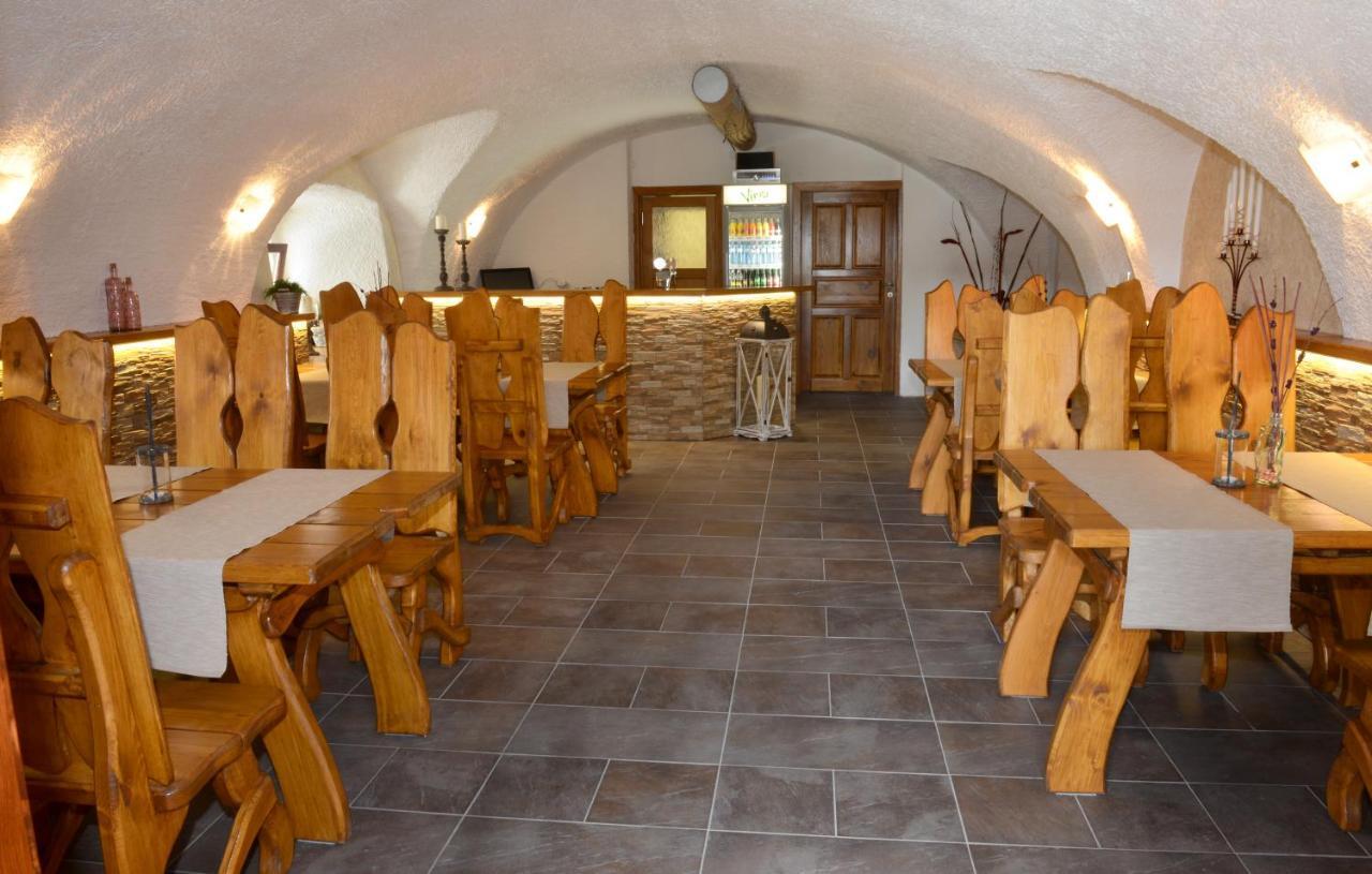Hotel Restaurace A Penzion Pod Hradem à Zlín Extérieur photo