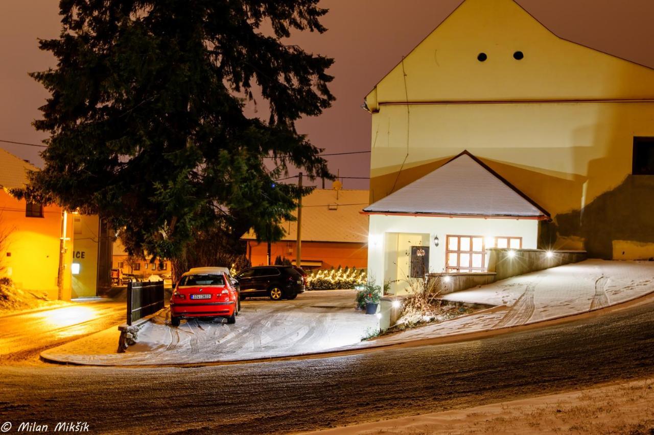 Hotel Restaurace A Penzion Pod Hradem à Zlín Extérieur photo